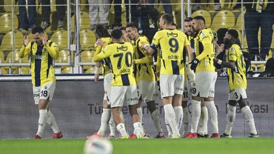 Fenerbahçe, Antalyaspor'u 3-0'la geçti! Sarı-laciverliler zirvede puan farkını 4'e düşürdü