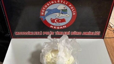 Polisi görünce uyuşturucuyu yeğenine verdi