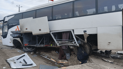 Şoför rahatsızlandı otobüs beton bariyere çarptı: Çok sayıda yaralı var!