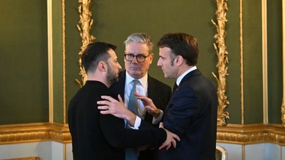 Üç silahşörlere karşı Trump'tan peşi sıra hamleler! Kiev'e tüm yardımlar kesiliyor... Macron ateşkes planını açıkladı