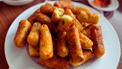 Tam bir lezzet bombası! İftar ve sahur için pratik kızarmış çıtır peynir çubukları tarifi...