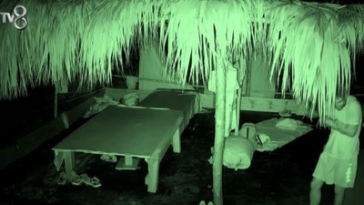 Survivor'da davetsiz misafir panik yarattı!