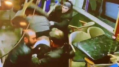 Pastanede küfürlü konuştuğu için uyarılan şahıslar, dehşet saçtı!