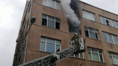 Fatih’te 3 katlı binada yangın paniği!