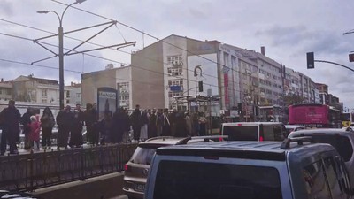 Sultangazi'de tramvay seferleri durdu, yoğunluk yaşandı