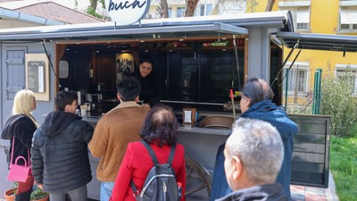 İzmir Buca'da kuruldu! Uygun fiyata satılıyor! Emekliler akın etti