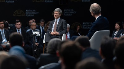 ABD’li BM yetkilisi Jeffrey Sachs'ın konuşması Forum’a damga vurdu: Savaş Esad yüzünden çıkmadı, NATO komutanında savaş çıkarılacak ülke listesi vardı