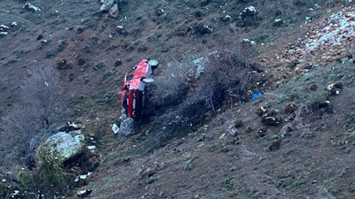 Gümüşhane'de araç uçuruma devrildi! Kazada 3 kişi yaralandı