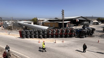 Çanakkale'de rüzgar türbini pervanesi taşıyan tır devrildi