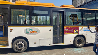 Hindistan'da otobüs kırmızı ışıkta durmadı! 4 kişi hayatını kaybetti