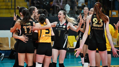 VakıfBank, Fenerbahçe Medicana'yı 3-1 yendi! Sarı-siyahlılar, final serisinde 1-0 öne geçti