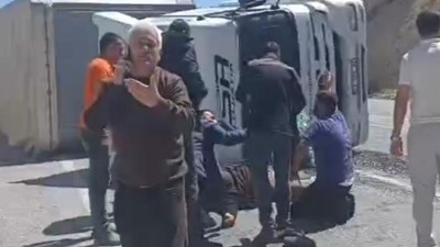 Bitlis'te tır devrildi! Yaralılar var