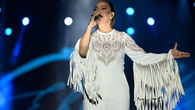 Ebru Gündeş Yüreğimden Tut ile geri döndü! Yapay zekalı klip beğeni topladı