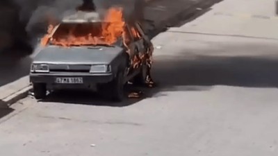 Mardin'de park halindeki otomobil alev alev yandı