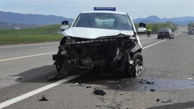 Otomobil, sürücü eğitim aracına çarptı