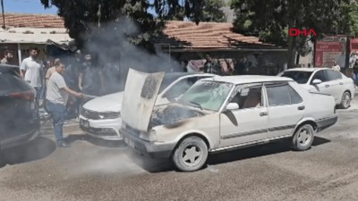 Alev alev yanan otomobili çeşme hortumu ile söndürdüler