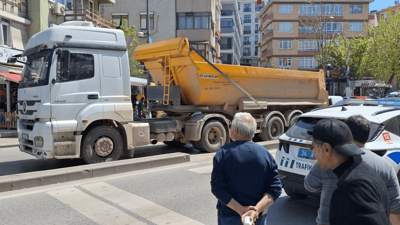 Hafriyat kamyonu yayalara çarptı: Ayağı kamyonun altında kaldı