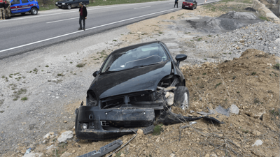 Otomobil toprak birikintisine çarptı: Üç kişi yaralandı