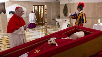 Görenler şoke oldu: Vatikan, Papa'nın tabuttaki görüntüsünü paylaştı!