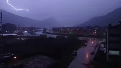 Deprem sonrası eve düşen yıldırım bir kişiyi yaraladı