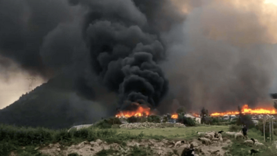 İzmir'de gökyüzü siyah dumanlarla kaplandı!