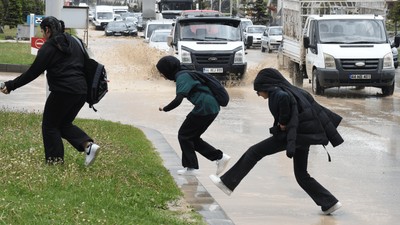 Malatya'da yollar göle döndü: Sağanak ve dolu etkili oldu