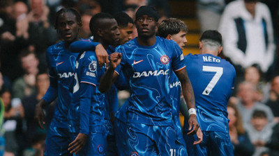 Chelsea, şampiyon Liverpool'u 3-1 mağlup etti