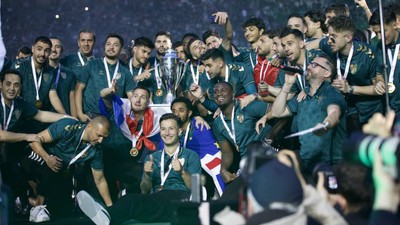 1. Lig şampiyonu Kocaelispor, şampiyonluk kupasını aldı