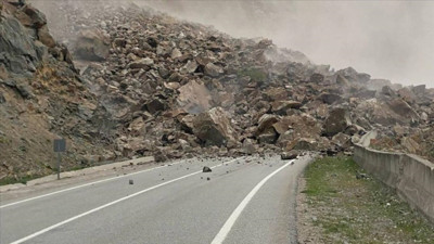 Gümüşhane'de heyelan: Mahalle yolu ulaşıma kapatıldı