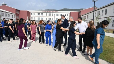 Hataylı hemşireler deprem şehitleri için yürüdüler