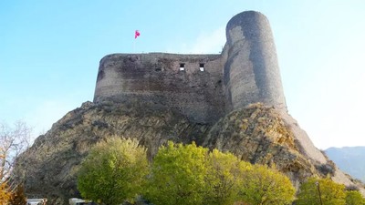 Erzurum'daki tarihi Oltu Kalesi çökme tehlikesi altında!