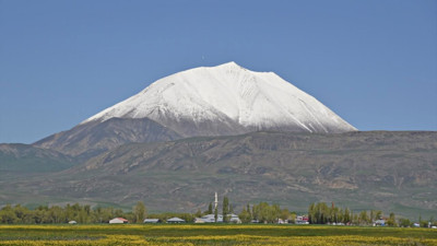 Ağrı'da Kösedağ'ın zirvesine kar yağdı!