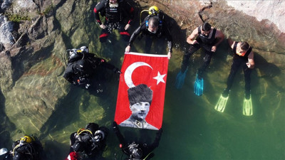 Gölün 19 metre derinliğinde Atatürk'ü andılar