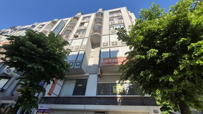 İstanbul’da kaldırımda yürüyen kadının başına beton düştü!