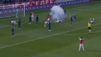 Final maçında sahaya patlayıcı madde atıldı! Oyuncular yere yığıldı