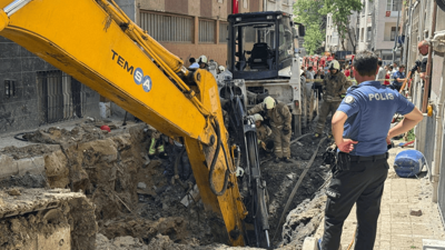 Bayrampaşa'da yol çöktü: Göçük altında kalan işçi kurtarıldı!