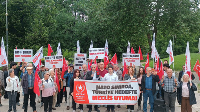 Vatan Partisi TBMM önünden uyardı: 'NATO sınırda, Türkiye hedefte, Meclis uyuma! Yok mu çıkıp Türkiye'yi savunacak bir milletvekili'