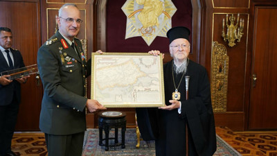 Yunan Genelkurmay Başkanı’ndan Bartholomeos’a Helenizm haritası! İstanbul’un Türkiye’de olmadığı haritayı hediye etti