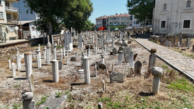 Edirne mezarlıklarında skandal görüntüler! Kemikler ortaya saçıldı