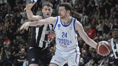 Anadolu Efes, Beşiktaş Fibabanka'yı 90-87 yendi! Lacivert-beyazlılar, seride 1-0 öne geçti