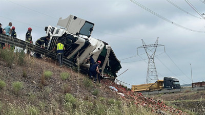 Kocaeli'de karpuz yüklü TIR devrildi Ölü ve yaralılar var