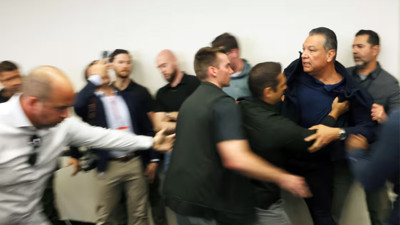 Görüntüler gündeme oturdu! Senatör yaka paça gözaltına alındı