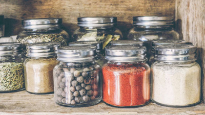 Kavanoz kapakları kabusunuz olmasın! Sert kapakları saniyeler içinde açmanın 5 şaşırtıcı yolu