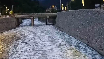 Aksu Deresi’nde kimyasal atık şüphesi! Tepkiler çığ gibi