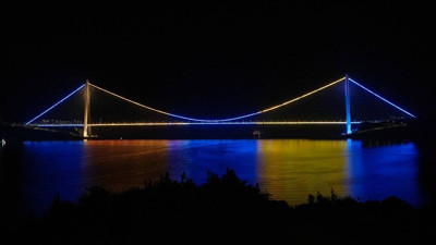 Köprüler sarı-lacivert renklere büründü