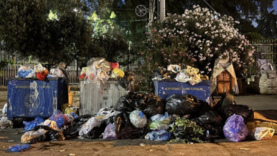 Binlerce işçi greve gitti, İzmir sokakları çöple doldu