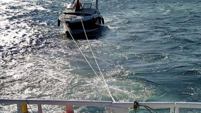 Büyükçekmece'de sürüklenen tekne kurtarıldı