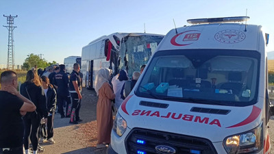 Afyonkarahisar'da feci kaza: Yolcu otobüsü tıra çarptı, yaralılar var