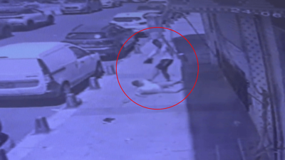 Bu nasıl vicdansızlık: Zihinsel engelli çocuğu sokak ortasında darbetti