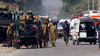 Pakistan’da askeri konvoya bombalı saldırı! Çok sayıda ölü var